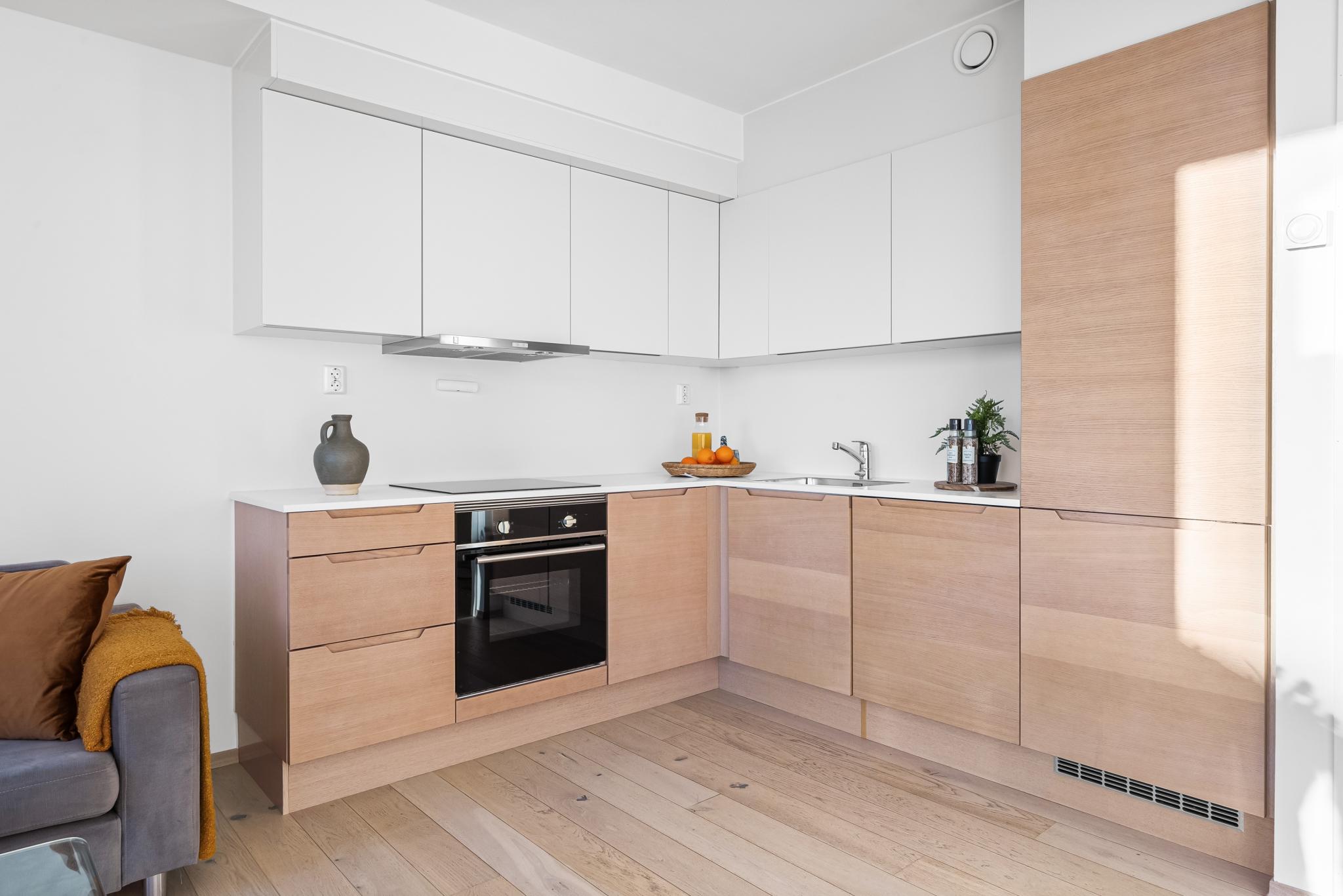 Elegant og innbydende kjøkkeninnredning fra HTH med fullintegrerte hvitevarer.